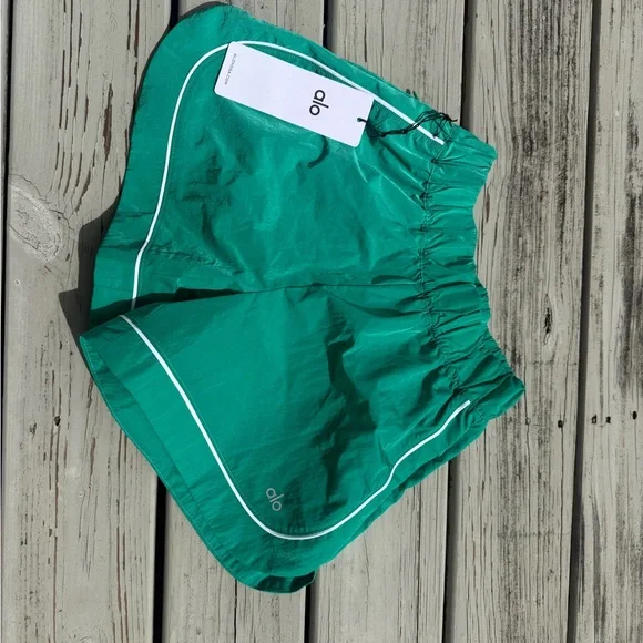 ALO Yoga Motivate Track Short Green/White - Picture 2 of 3